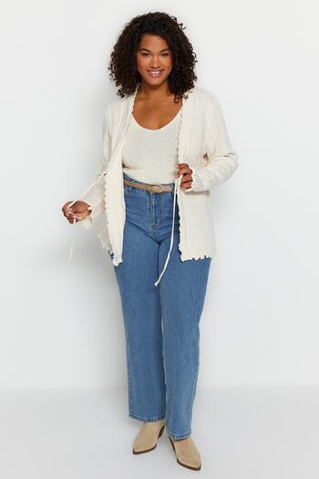 Trendyol Curve Strick-Cardigan mit Haarflechtmuster in Ecru – gebunden TBBAW24AV00003