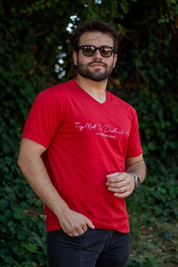 Azıcık Akıllı Men's Red Handwriting Signature Print Short Sleeve V-Neck Men's T-Shirt 23ETSHVYAZ