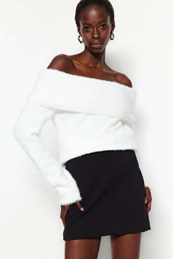 Trendyol Collection Ecrufarbener Strickpullover mit Carmen-Kragen - Feather and Beard Yarn TWOAW24KZ00121