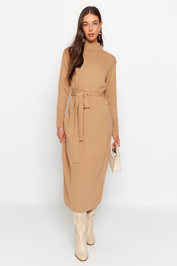 Trendyol Modest Μπεζ ζωσμένο μαργαριτάρι λεπτομερές μακρύ πλεκτό φόρεμα TCTAW24EB00016