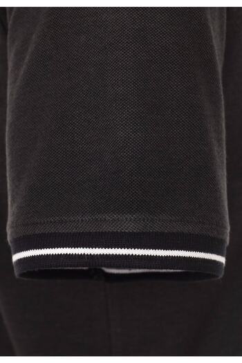 CASAMODA College-Kragen und Kontraststreifen auf dem Poloshirt. Polo-Kurzarmshirt