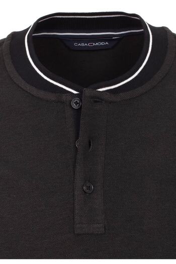 CASAMODA College-Kragen und Kontraststreifen auf dem Poloshirt. Polo-Kurzarmshirt