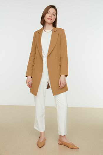 Trendyol Modest Detailne podšitá tkaná bunda Camel s dvojitým gombíkom TCTAW22CK0007