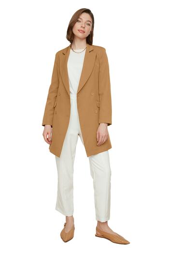 Trendyol Modest Detailne podšitá tkaná bunda Camel s dvojitým gombíkom TCTAW22CK0007