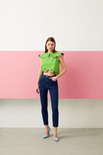 Jus De Pommes GREEN COLLAR AND WAIST LASER CUT ARMLESS CROP BLUZ