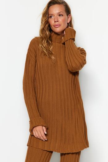 Trendyol Collection Brązowe spodnie i top z dzianiny ze sznurkiem – szczegółowe rozcięcie TWOAW24AU00013