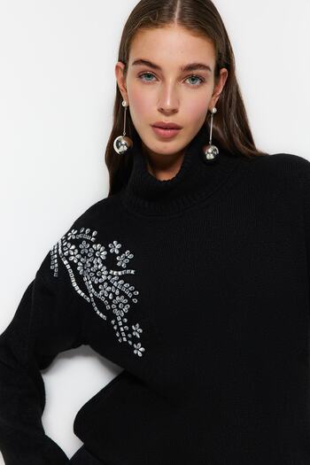 Trendyol Collection Черен трикотажен пуловер с висока яка - мека текстура с детайл от камък Twoaw24Kz00188