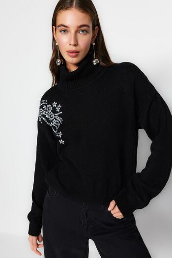 Trendyol Collection Черен трикотажен пуловер с висока яка - мека текстура с детайл от камък Twoaw24Kz00188