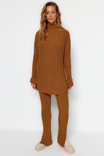 Trendyol Collection Brązowe spodnie i top z dzianiny ze sznurkiem – szczegółowe rozcięcie TWOAW24AU00013