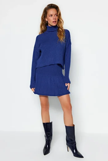 Trendyol Collection Puha textúrájú, szuper széles szabású - kötöttáru alsó-felső szett redőzött szoknyákkal TWOAW24AU00019