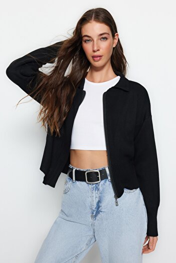 Trendyol Collection Czarny sweterek polo z kołnierzykiem i zamkiem błyskawicznym, szczegółowy dzianinowy kardigan TWOAW24HI00024