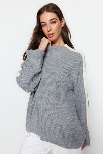 Trendyol Collection Pulover gri, cu mâneci late, pliate, tricotaj TWOAW24KZ00663