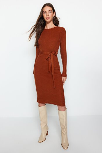 Kolekcia Trendyol Dlaždice Midi Knitwear Opasok Detailné šaty TWOAW22EL0009