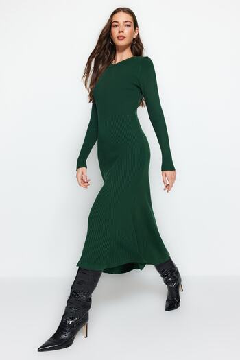 Trendyol Collection Dzianinowa sukienka midi z okrągłym dekoltem w kolorze szmaragdowej zieleni - TWOAW21EL0422