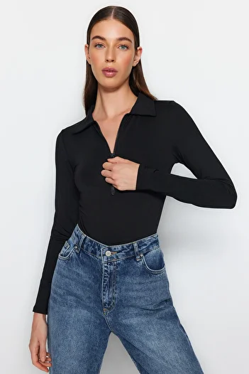 Trendyol Collection Černý límec na zip s detailním zapínáním na zapínání Stretch pletené tělo TWOAW24BD00005