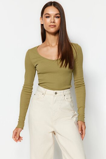 Trendyol Collection Dopasowana, bawełniana, elastyczna bluzka z dzianiny w kolorze khaki-beżowym, z dekoltem w kształcie litery V, 2 pary TWOAW24BZ00068