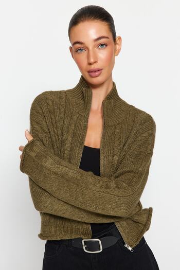 Trendyol Collection Khaki pletený svetřík s měkkou texturou se zipem a copem do vlasů Twoaw24Hi00202