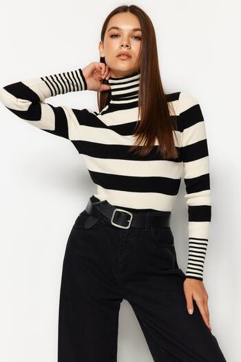 Trendyol Collection Rollkragenpullover mit schwarzen Streifen aus Strick - TWOAW24KZ00637