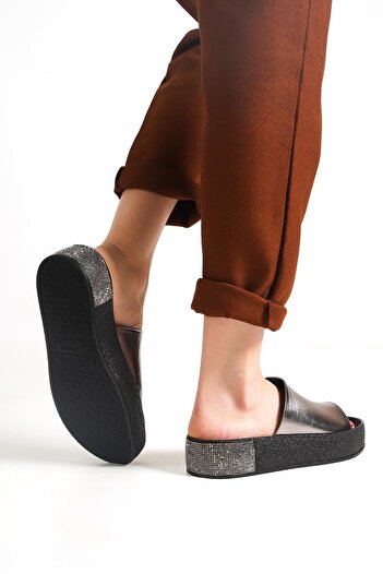Capone Outfitters Capone Single Wide Band Stone Detailed Wedge Heel Metallic Women's Slippers