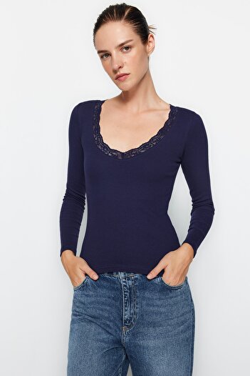 Trendyol Collection Rugalmas pamut V-nyakú csipke bordás blúz - TWOAW24BZ00070