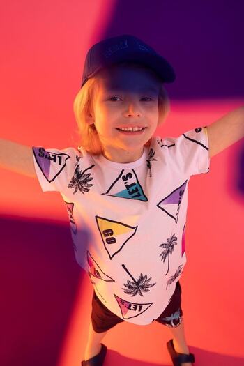 DeFacto Chłopięcy, czesany T-shirt z krótkim rękawem i okrągłym dekoltem o regularnym kroju