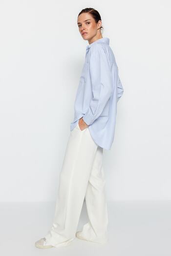 Trendyol Collection Modrá pruhovaná kapsa Extra/Oversize Wide Fit tkaná košile TWOAW24GO00058