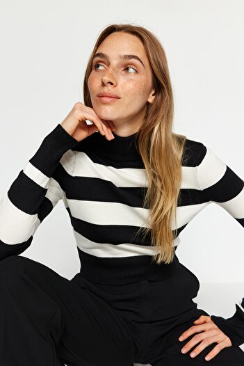 Trendyol Collection Pulover negru din tricotaje cu dungi Super Crop Premium/Special Fire TWOAW24KZ00617