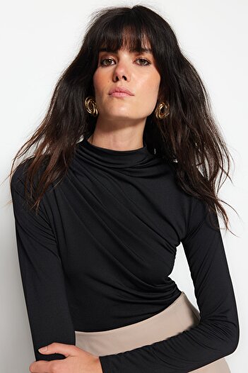 Trendyol Collection Black Gather Detailní stojánek, límec Stretch pletené tělo se zapínáním na patentky TWOAW24BD00014