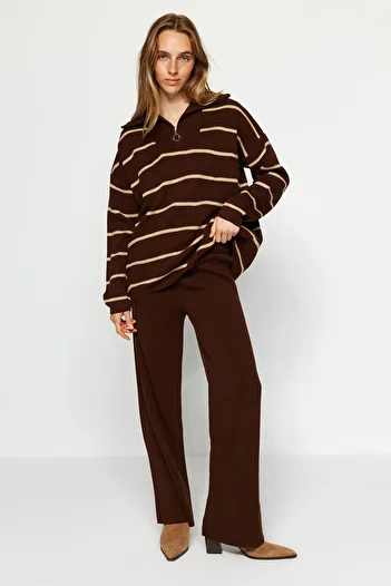 Trendyol Collection Széles kivágású cipzáras kötöttáru szett - barna, TWOAW24AU00025