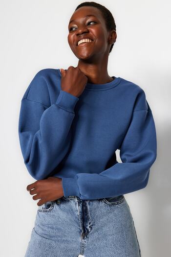 Trendyol Collection Indigo Relaxed Fit Crop Basic Crew Výstřih Tlustý Uvnitř Fleecová pletená mikina TWOAW24SW00147