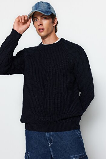 Trendyol Collection Marineblauer, lässiger Unisex-Strickpullover mit normaler Passform aus Wolle und Rundhalsausschnitt mit Haarstrickdetail TMNAW22KZ2059