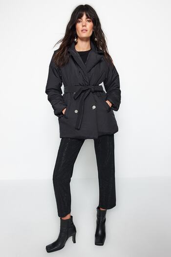 Trendyol Collection Black Belted Stone Button Detailní vodoodpudivá prošívaná bunda TWOAW24MO00032