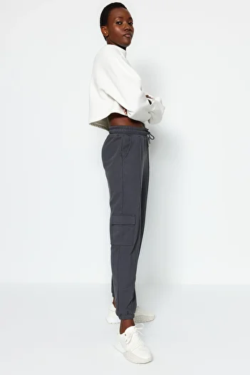Trendyol Collection Antracitové volné Jogger tlusté pletené tepláky s kapsami TWOAW24EA00005