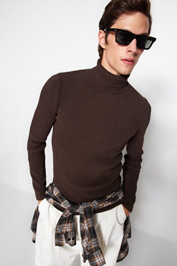 Trendyol Collection Brauner, eng anliegender Rollkragenpullover aus Baumwolle mit Rollkragen TMNAW20MG0031