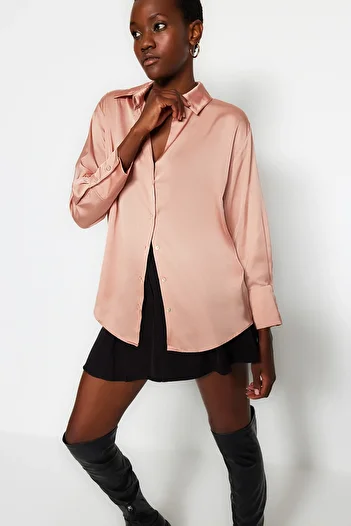 Trendyol Collection Velbloudí oversize/Wide Fit saténová tkaná košile TWOAW24GO00211