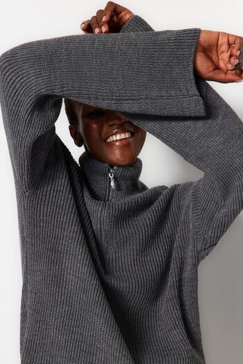 Trendyol Collection Anthrazitfarbener Strickpullover mit breitem Muster und Reißverschluss und hohem Kragen TWOAW24KZ00507