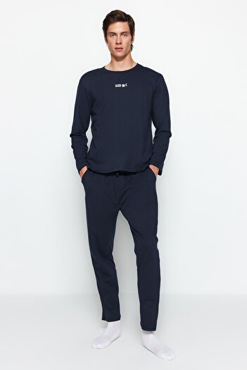 Trendyol Collection Темно-синій піжамний комплект з принтом Orme Regular Fit TMNAW24PT00005