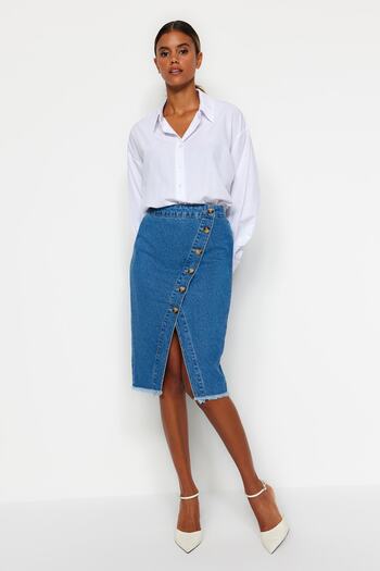 Trendyol Collection Fusta midi din denim cu detaliu cu nasturi albastre, cu ciucuri la capătul fustei TWOSS20ET0494