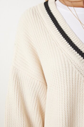 Happiness İstanbul Ecrufarbener, langer Oversize-Strickpullover mit V-Ausschnitt für Damen, BP00140