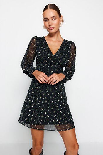 Trendyol Collection Černé tkané šifonové šaty s květinovým potiskem A-line s výstřihem do V TWOAW24EL00320