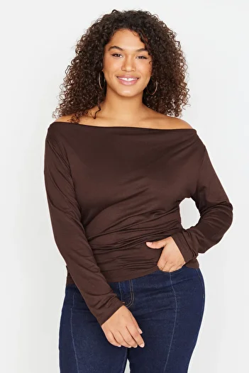 Trendyol Curve Strechy ντραπέ καφέ πλεκτή μπλούζα - γιακάς Carmen/Madonna, Plus Size TBBAW23AF00031