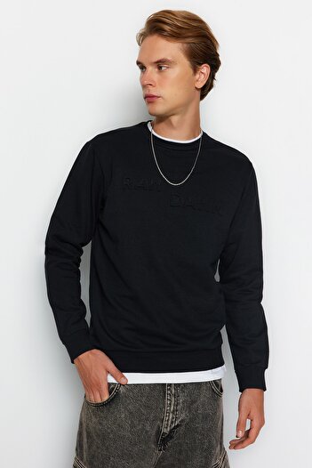 Trendyol Collection Черен суитшърт с щампи с дълъг ръкав - стандартна кройка TMNAW22sw1295