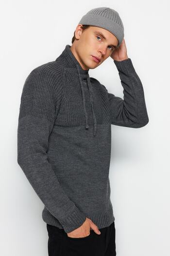 Trendyol Collection Anthrazitfarbener Strickpullover mit Degaje-Kragen und schmaler Passform - TMNAW21KZ0513