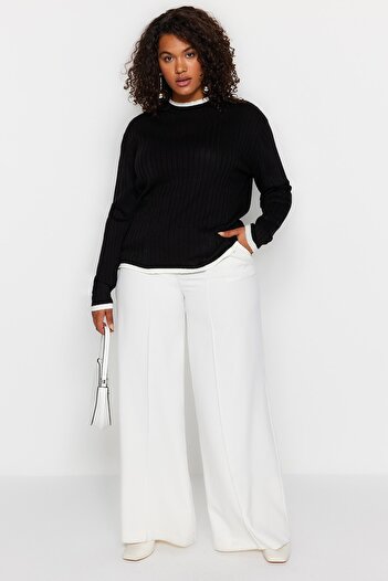 Trendyol Curve Schwarzer Strickpullover mit geripptem Kragen und Streifendetail TBBAW24AN00029