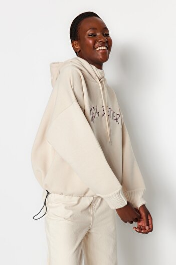 Trendyol Collection Tlustý kámen Fleece uvnitř pleteniny Pásek Detailní pletená mikina s kapucí TWOAW22SW1806