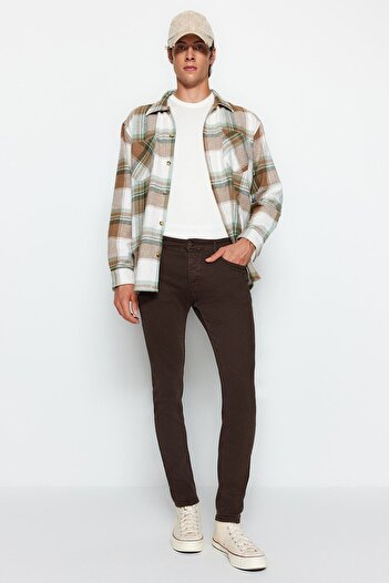 Trendyol Collection Braune Slim-Fit-Jeans-Jeanshose aus dehnbarem Stoff mit schmaler Passform TMNAW23JE00047