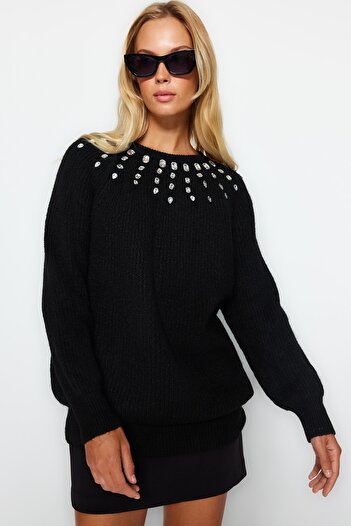 Trendyol Collection Черен пуловер от плетиво с мека текстура и детайли от камък TWOAW24KZ00685