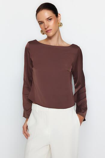 Trendyol Collection Hnědá záda Detailní saténová tkaná halenka TWOAW24BZ00286