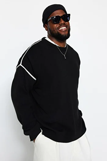 Trendyol Collection Large Size Black Knitwear Sweater - Oversize Fit, Wide Fit, Piping Detail TMNAW24AN00000