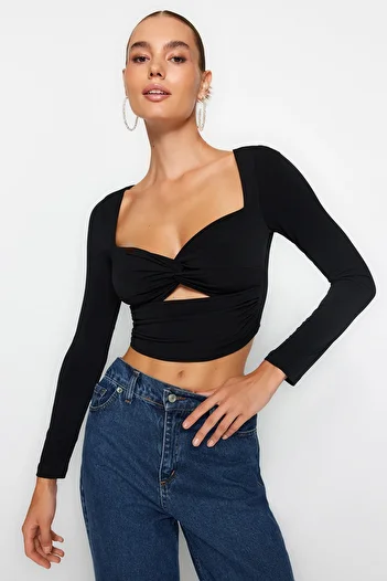 Trendyol Collection Blůza s černým oknem/výřezem TPRAW24BZ00027